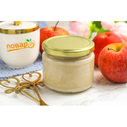 Баночка с яблочным пюре Лакомка рядом с яблоками