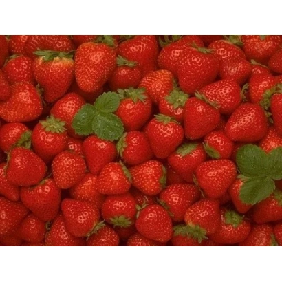 Крупний план свіжої полуниці з зеленими листками - 50 РОКІВ ЖОВТНЯ