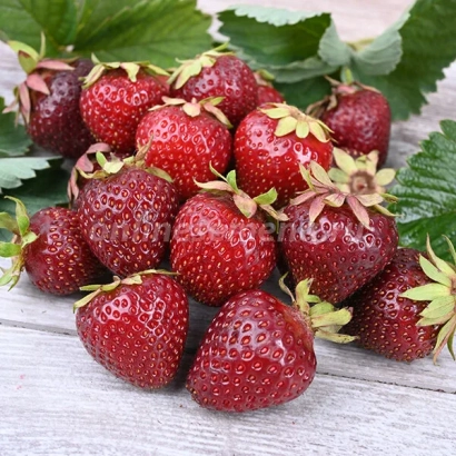 Клубника сорту Кокінська рання на дерев'яній поверхні