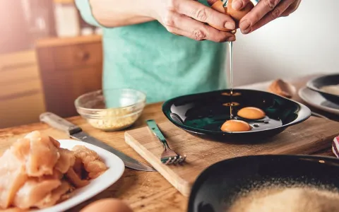 Вспышка сальмонеллеза: куриное мясо и яйца под подозрением, Великобритания лидирует по числу заболевших