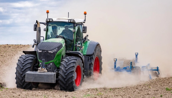 Трактор с кабиной или без: что выгоднее для ежедневной работы в хозяйстве