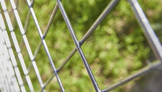 Сварная оцинкованная сетка: ключевые характеристики, качество и выгодная цена