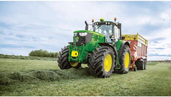 Трактора, выпущенные под торговой маркой John Deere, — мощные и надежные машины для работы в полях и выполнения специальных работ.