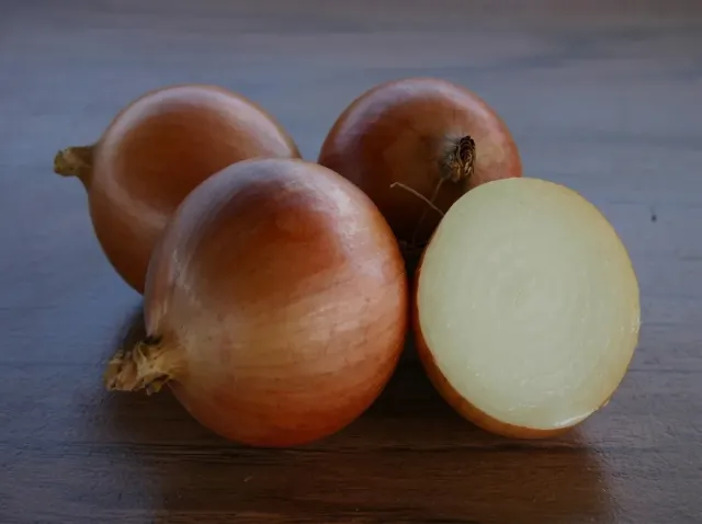 Fresh onion bulbs on a wooden surface - Valero F1