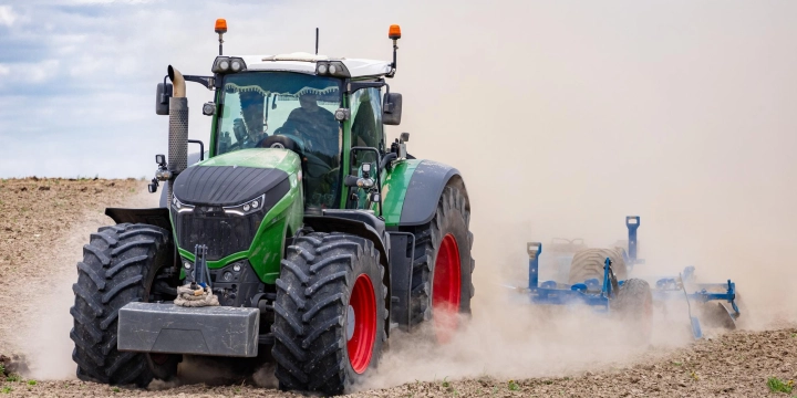 Трактор с кабиной или без: что выгоднее для ежедневной работы в хозяйстве