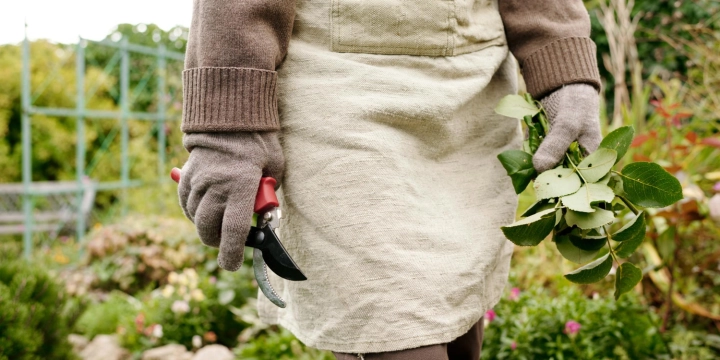 Какие режимы стирки удобны для одежды после работы с землей, рассадой и удобрениями