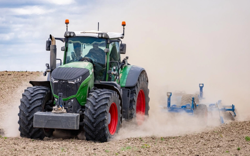 Трактор с кабиной или без: что выгоднее для ежедневной работы в хозяйстве