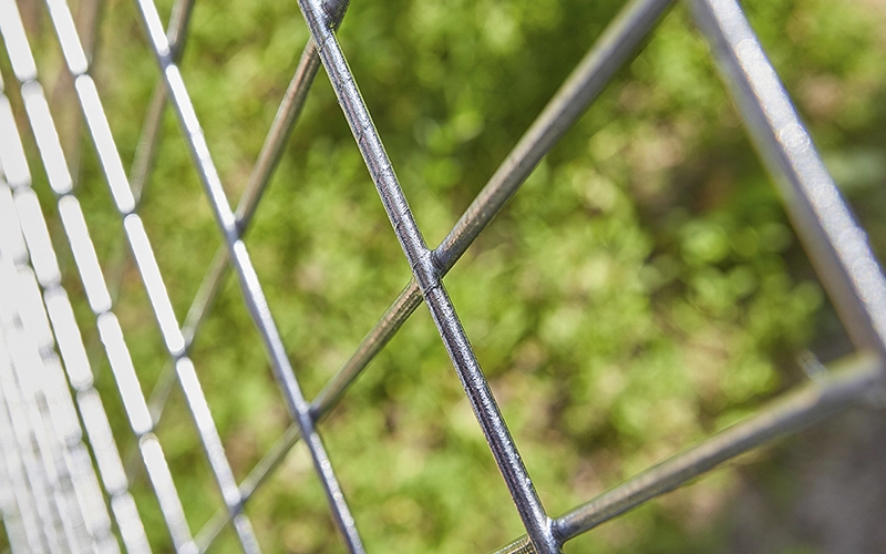 Сварная оцинкованная сетка: ключевые характеристики, качество и выгодная цена
