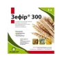 Пакет с гербицидом Зефир 300 на фоне колосьев пшеницы