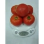 Красные томаты на кухонных весах - Фенда F1