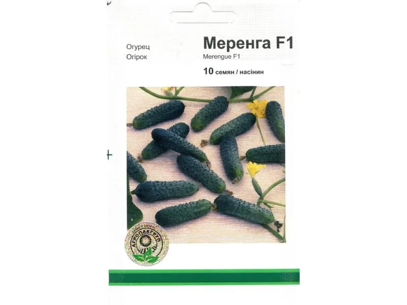 выровненные темно-зеленые огурцы меренга f1 собранные в ящик